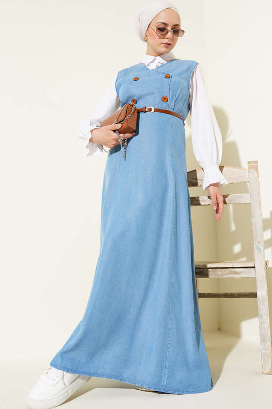 فستان بدون أكمام بأزرار خشبية في الأمام من قماش الدنيم الأزرق
