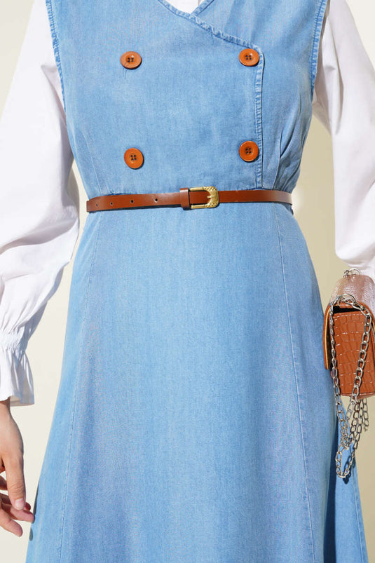 فستان بدون أكمام بأزرار خشبية في الأمام من قماش الدنيم الأزرق
