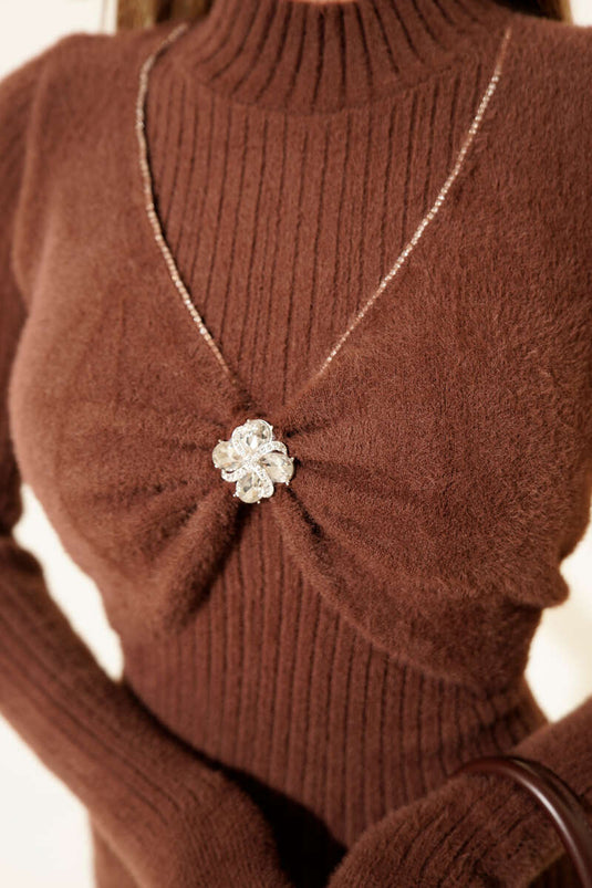 فستان بني اللون مزين بتفاصيل حجرية في الأمام وتصميم ملتحي