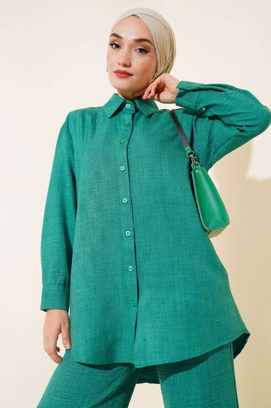 سترة بتفاصيل حجرية على البدلة الأمامية المزدوجة باللون الأخضر