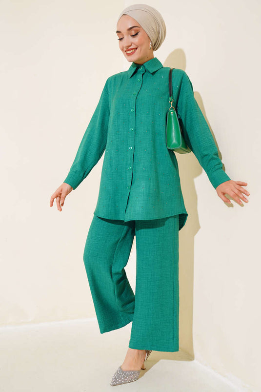 سترة بتفاصيل حجرية على البدلة الأمامية المزدوجة باللون الأخضر