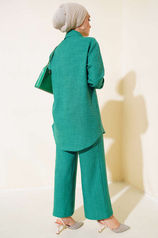 سترة بتفاصيل حجرية على البدلة الأمامية المزدوجة باللون الأخضر