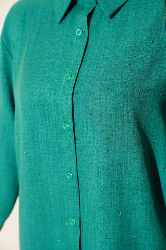 سترة بتفاصيل حجرية على البدلة الأمامية المزدوجة باللون الأخضر