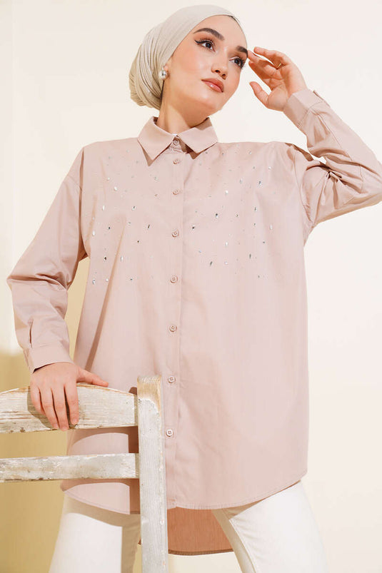 قميص لاتيه طويل مع تفاصيل حجرية على الجهة الأمامية