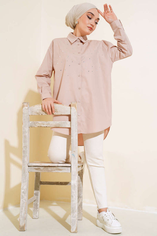 قميص لاتيه طويل مع تفاصيل حجرية على الجهة الأمامية