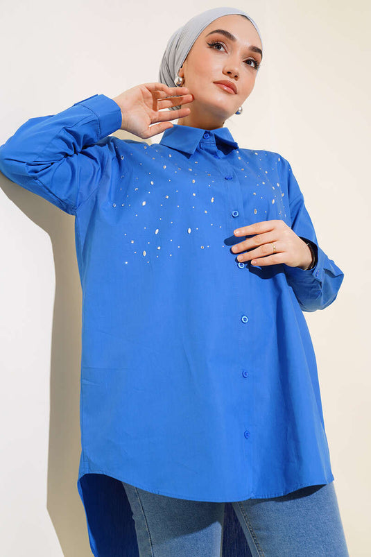 قميص طويل بتفاصيل حجرية على الجهة الأمامية