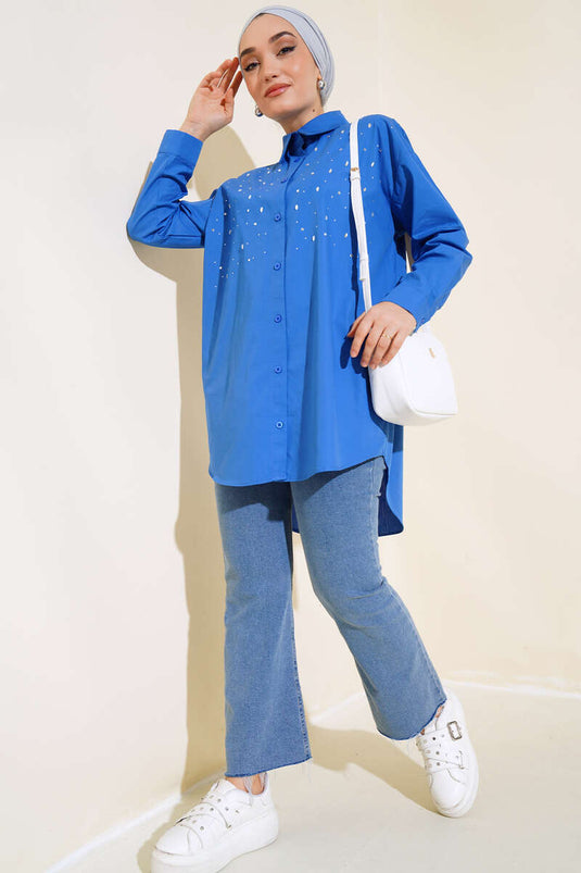 قميص طويل بتفاصيل حجرية على الجهة الأمامية