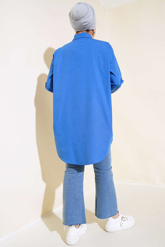 قميص طويل بتفاصيل حجرية على الجهة الأمامية