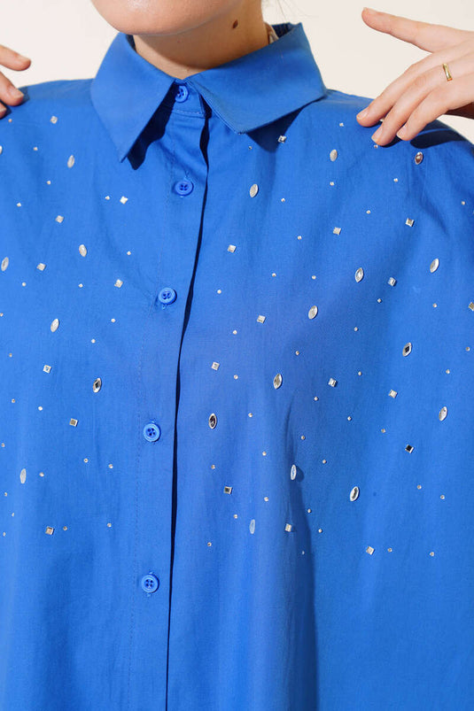 قميص طويل بتفاصيل حجرية على الجهة الأمامية