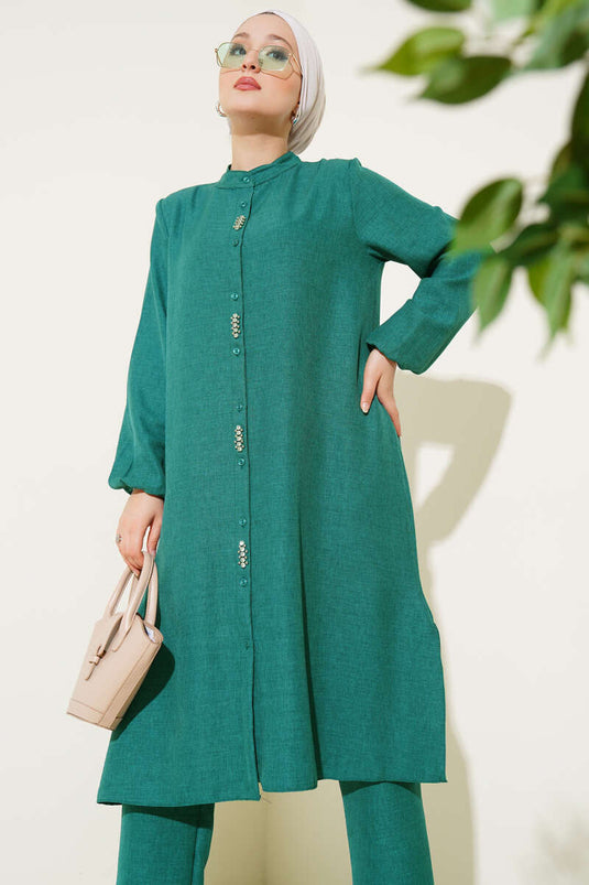 طقم تونيك طويل من قطعتين مع تفاصيل حجرية على الجهة الأمامية باللون الزمردي