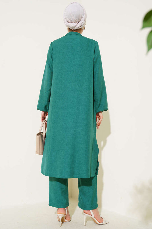 طقم تونيك طويل من قطعتين مع تفاصيل حجرية على الجهة الأمامية باللون الزمردي
