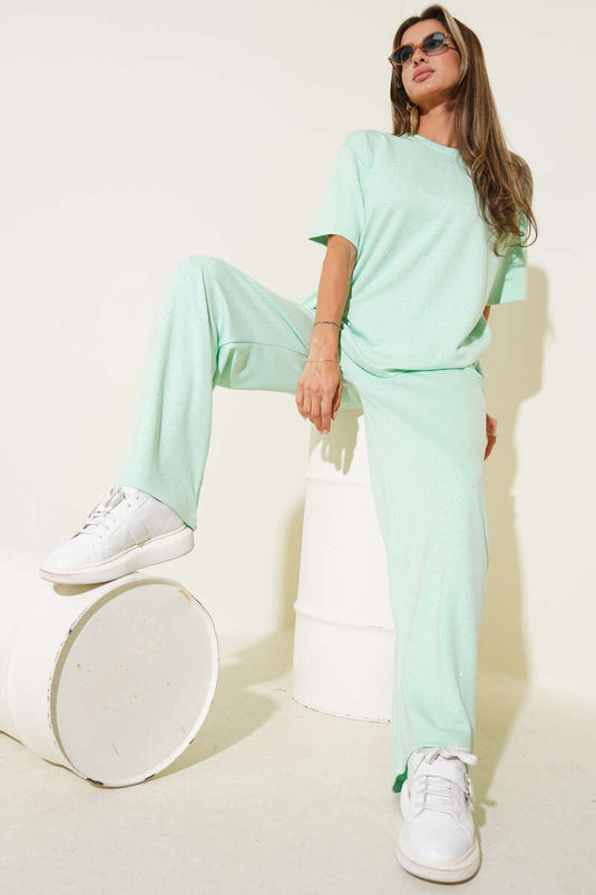 طقم من قطعتين مزين بأحجار كريمة في الأمام، باللون الأخضر المائي.