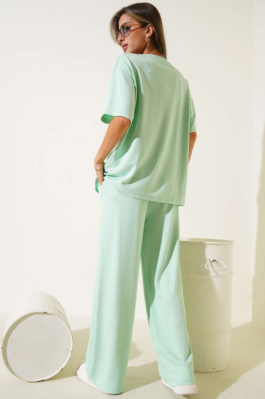 طقم من قطعتين مزين بأحجار كريمة في الأمام، باللون الأخضر المائي.