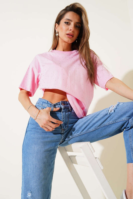 تي شيرت وردي مع واجهة مزينة بالأحجار