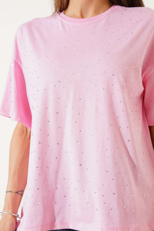 تي شيرت وردي مع واجهة مزينة بالأحجار