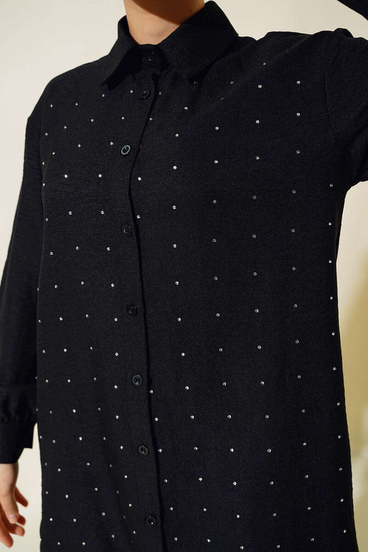 سترة بأزرار أمامية مرصعة باللون الأسود