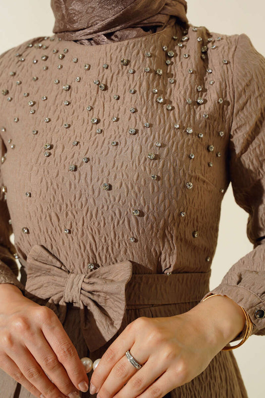 فستان بواجهة حجرية بني حليبي