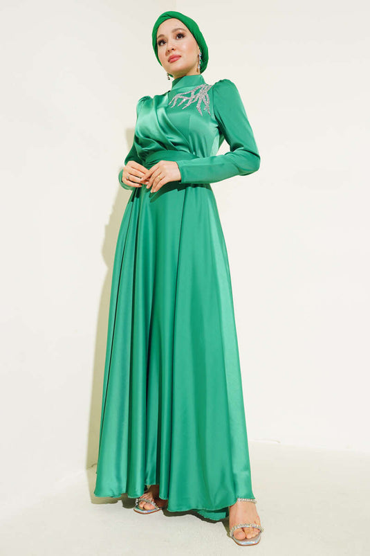 Robe de Soirée en Satin avec Pierres sur le Devant et Ceinturée Benetton