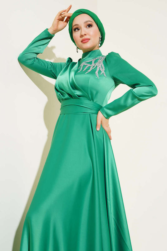 Robe de Soirée en Satin avec Pierres sur le Devant et Ceinturée Benetton