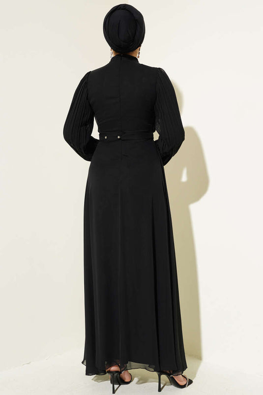 Robe en mousseline plissée noire à motif pierre sur le devant