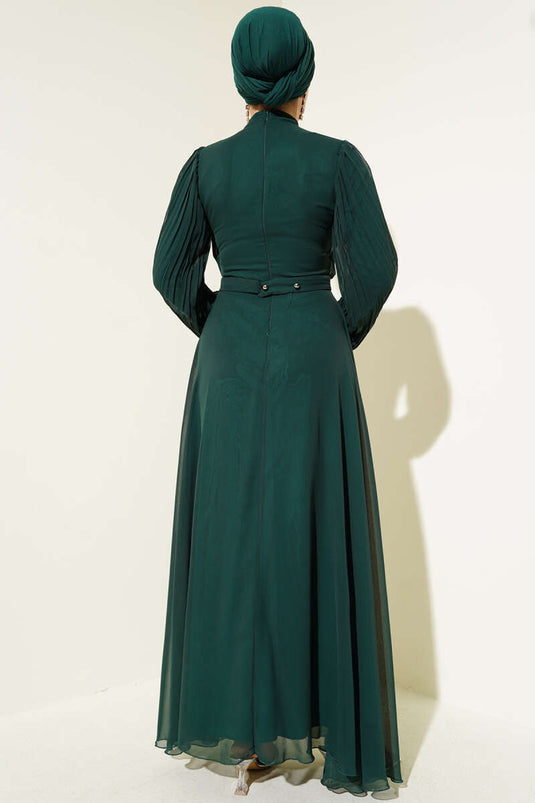 Önü Taşlı Pileli Şifon Elbise Zümrüt