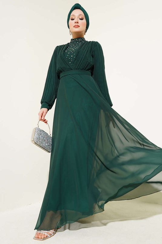 Önü Taşlı Pileli Şifon Elbise Zümrüt