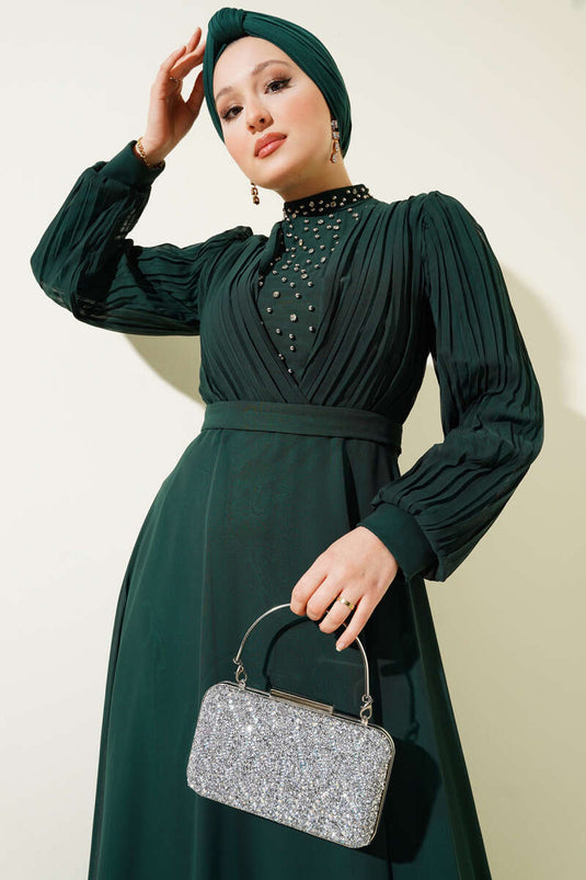 Önü Taşlı Pileli Şifon Elbise Zümrüt