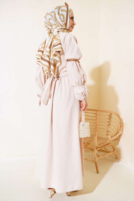 فستان بتفاصيل من التول الأمامي باللون البيج