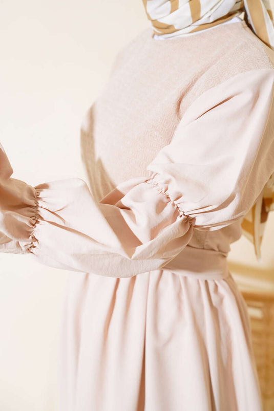 فستان بتفاصيل من التول الأمامي باللون البيج