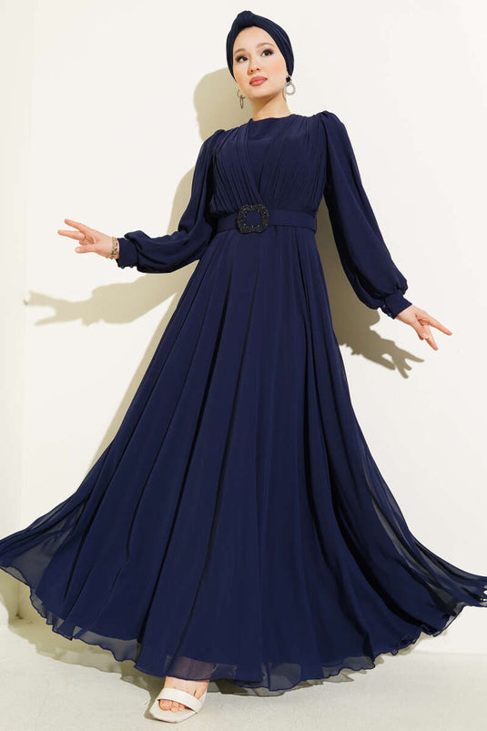 فستان سهرة بحزام مطوي على شكل حرف V باللون الأزرق الداكن