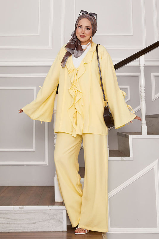 بدلة مكونة من قطعتين بتفاصيل دانتيل في الأمام والأكمام باللون الأصفر