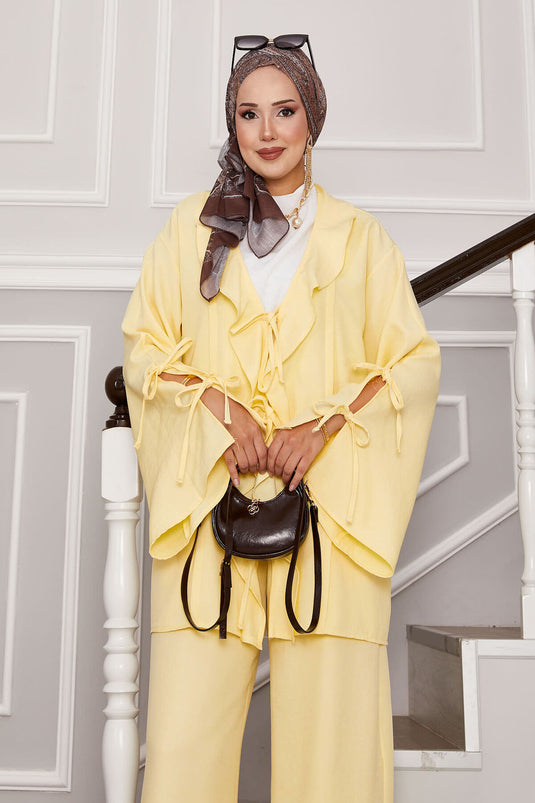 بدلة مكونة من قطعتين بتفاصيل دانتيل في الأمام والأكمام باللون الأصفر