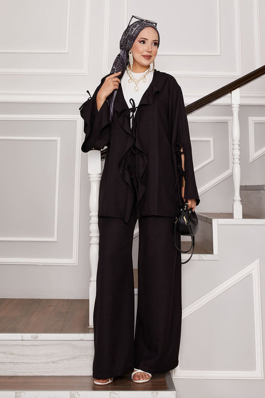 بدلة سوداء من قطعتين بتفاصيل دانتيل من الأمام والأكمام