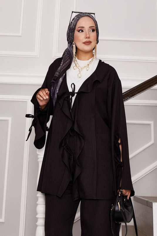 بدلة سوداء من قطعتين بتفاصيل دانتيل من الأمام والأكمام