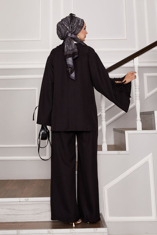 بدلة سوداء من قطعتين بتفاصيل دانتيل من الأمام والأكمام