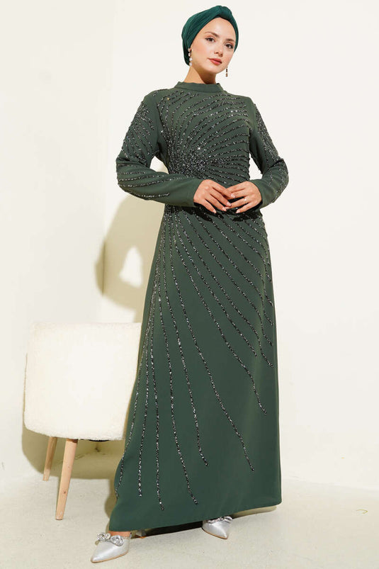 فستان كاكي مزين بالأحجار من الأمام والأكمام