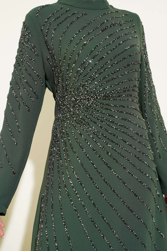 فستان كاكي مزين بالأحجار من الأمام والأكمام