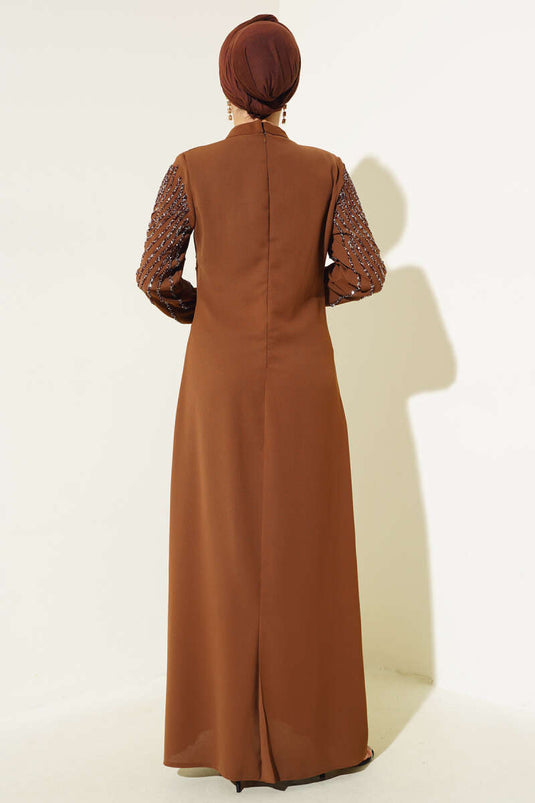 Abito decorato con pietre sul davanti e sulle maniche - Marrone chiaro