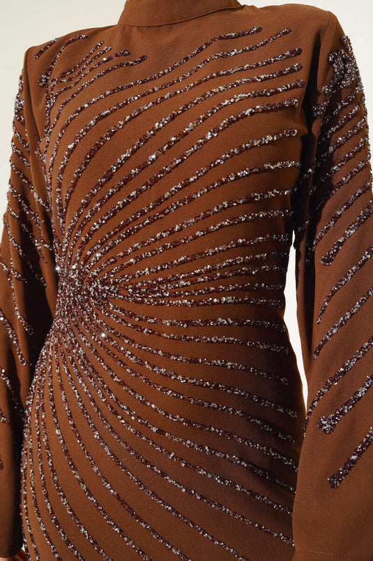 Abito decorato con pietre sul davanti e sulle maniche - Marrone chiaro