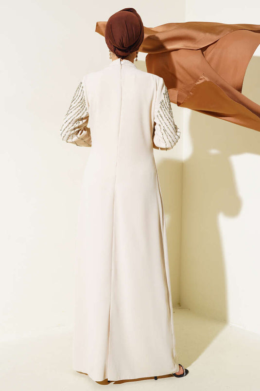 Abito decorato con pietre sul davanti e sulle maniche