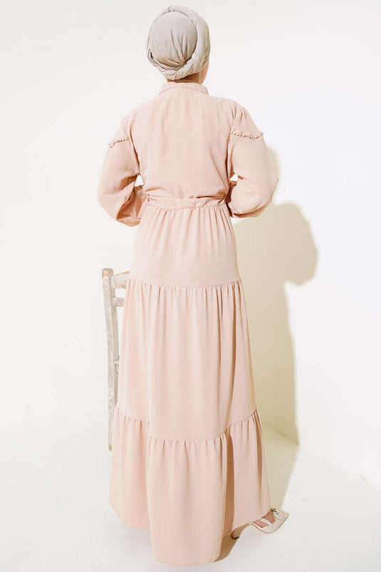 Biskuitfarbenes Lagenkleid mit halben Knöpfen vorne