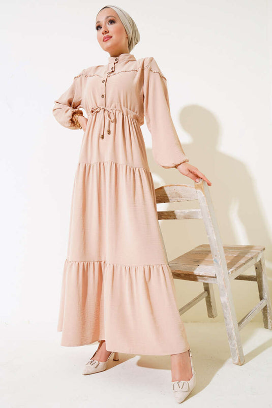 Biskuitfarbenes Lagenkleid mit halben Knöpfen vorne