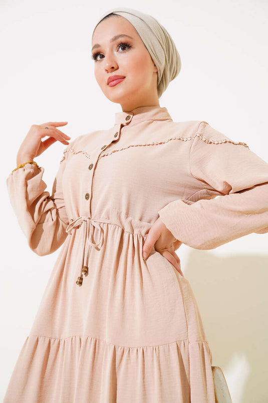 Biskuitfarbenes Lagenkleid mit halben Knöpfen vorne