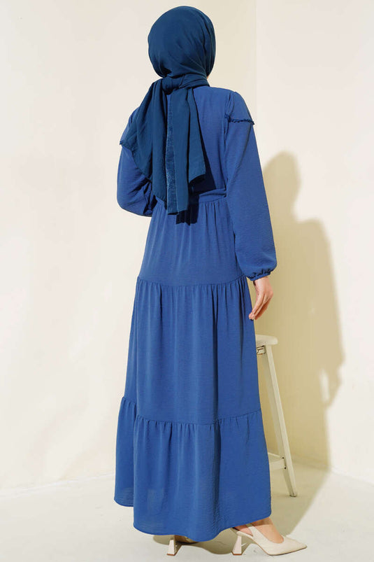 Robe indigo à volants et demi-boutonnage sur le devant