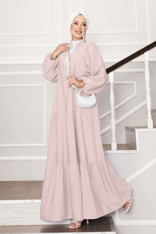 فستان كريمي متعدد الطبقات مع نصف زر أمامي