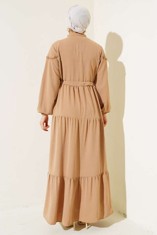 فستان لاتيه متعدد الطبقات بأزرار أمامية نصفية