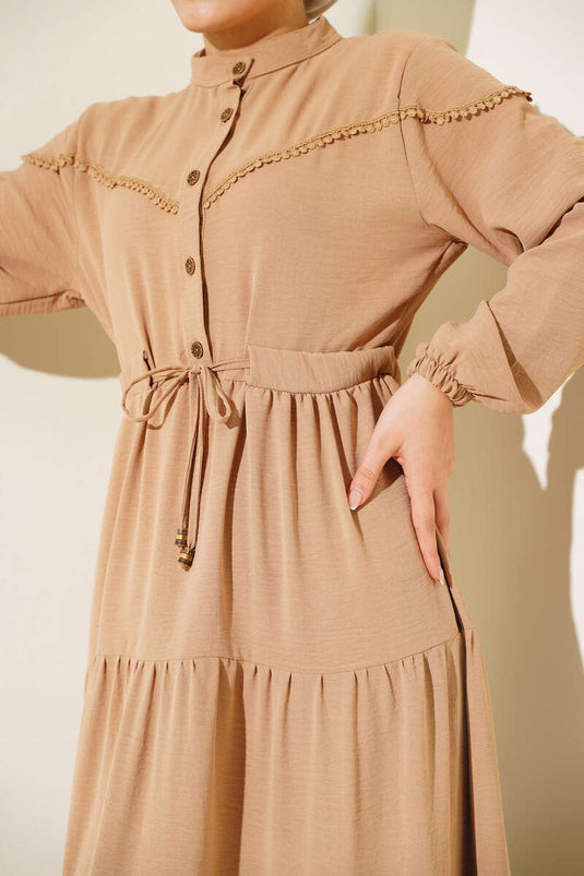 فستان لاتيه متعدد الطبقات بأزرار أمامية نصفية