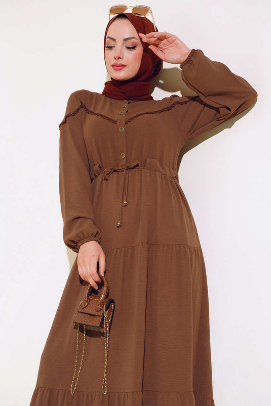 Robe beige à demi-boutonnage sur le devant et à plusieurs épaisseurs