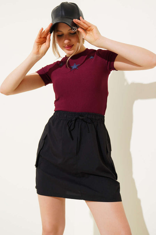 فستان قصير باللون العنابي مع نقشة نجمة على الجهة الأمامية