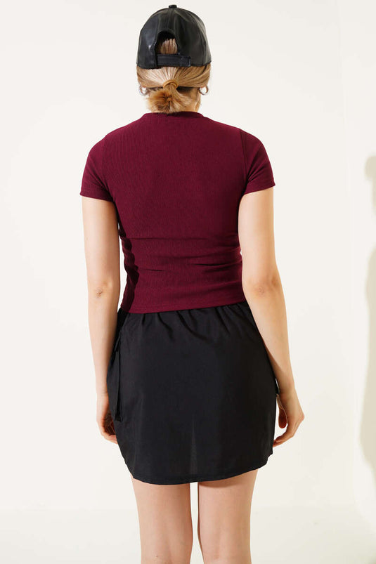 فستان قصير باللون العنابي مع نقشة نجمة على الجهة الأمامية